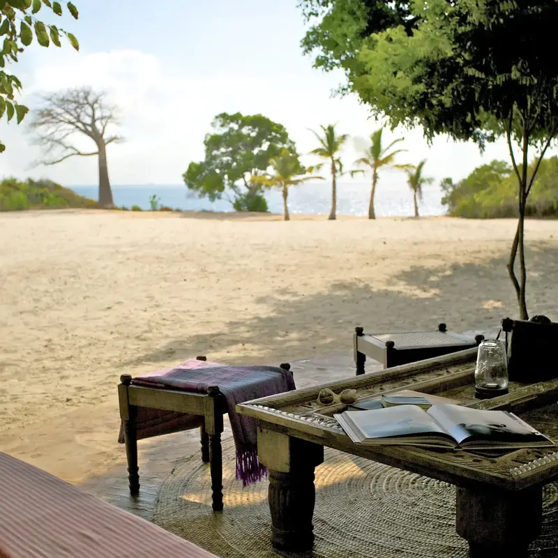 Suite con veranda y decoración africana en Mama Taa Villa, Kinondo Kwetu