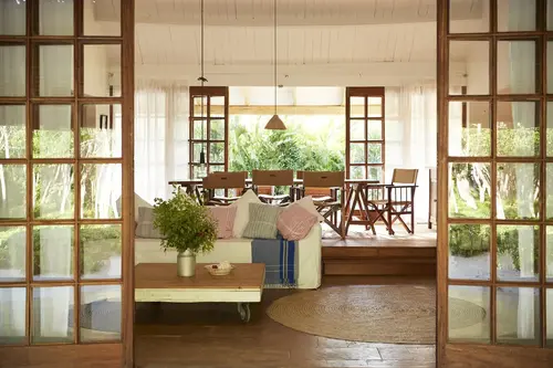 Salón abierto y luminoso de Alex House en Kinondo Kwetu