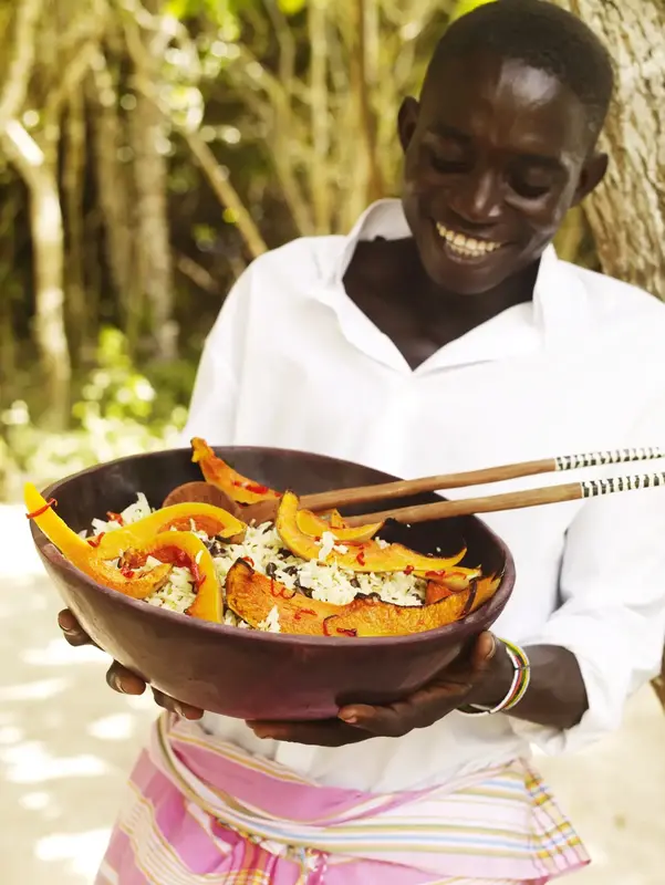 Plato de pilau servido en Kinondo Kwetu, Galu Beach