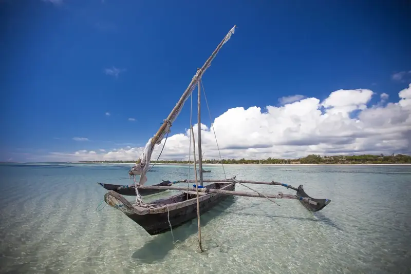 Dhow tradicional navegando frente a Kinondo Kwetu en la costa de Kenia
