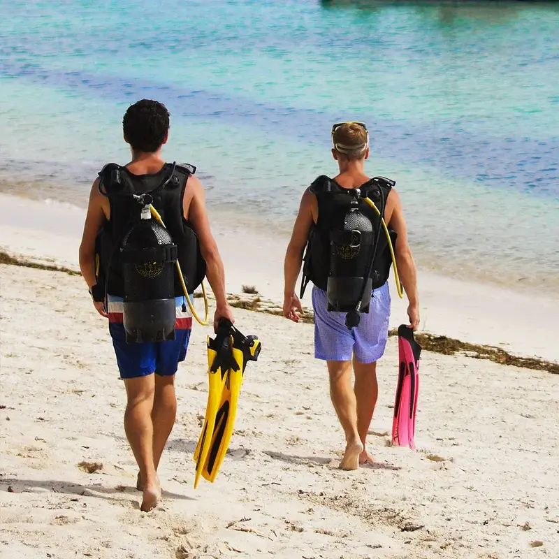 Huéspedes preparados para bucear frente a la playa de Kinondo Kwetu