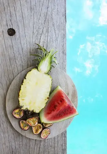 Fruta tropical junto a la piscina de Kinondo Kwetu