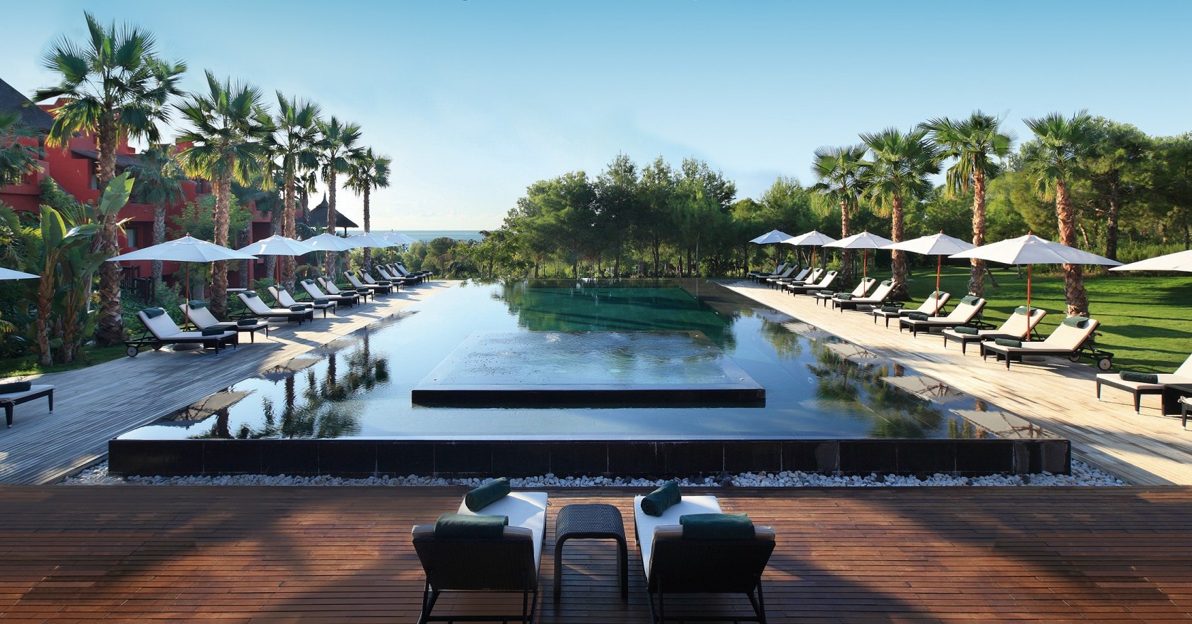 Piscina y jardines tropicales de Asia Gardens Hotel & Thai Spa en Finestrat, Alicante