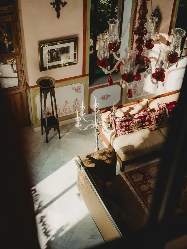Interior artesanal con frescos, antigüedades y textiles en Al Moudira Hotel