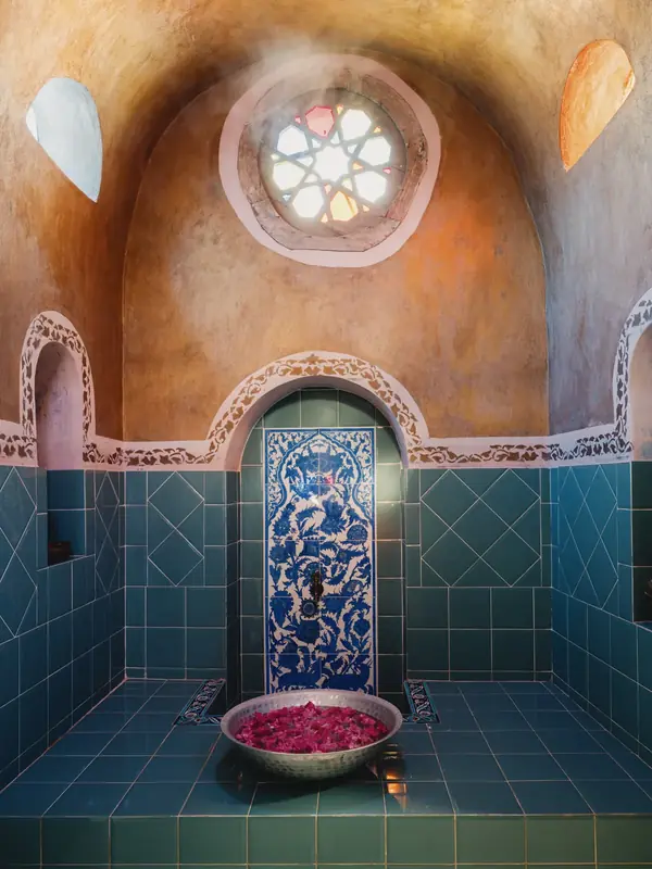 Hammam de Al Moudira Hotel con cúpula, azulejos pintados y pileta de pétalos