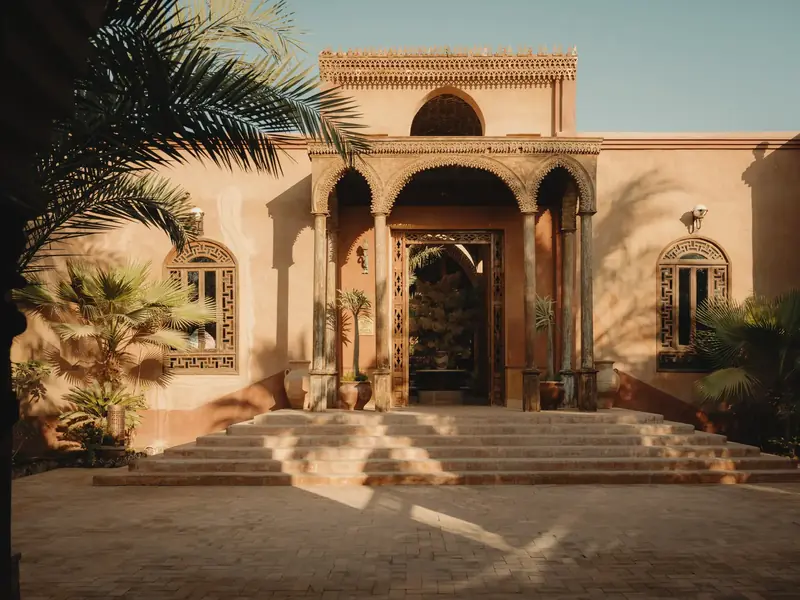 Entrada principal de Al Moudira Hotel en Luxor, Egipto