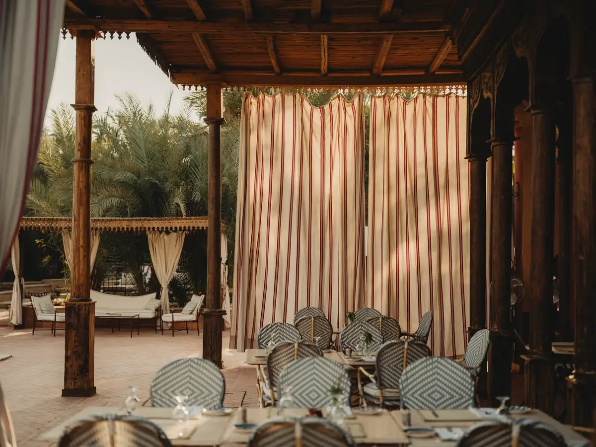 Restaurante junto a la piscina de Al Moudira Hotel