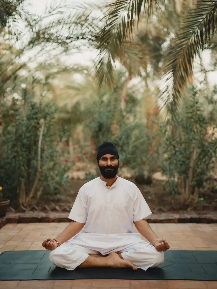 Sesión de yoga al aire libre en los jardines de Al Moudira Hotel