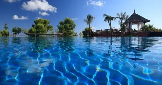 Piscina infinita con pabellón asiático en Asia Gardens Hotel, Finestrat