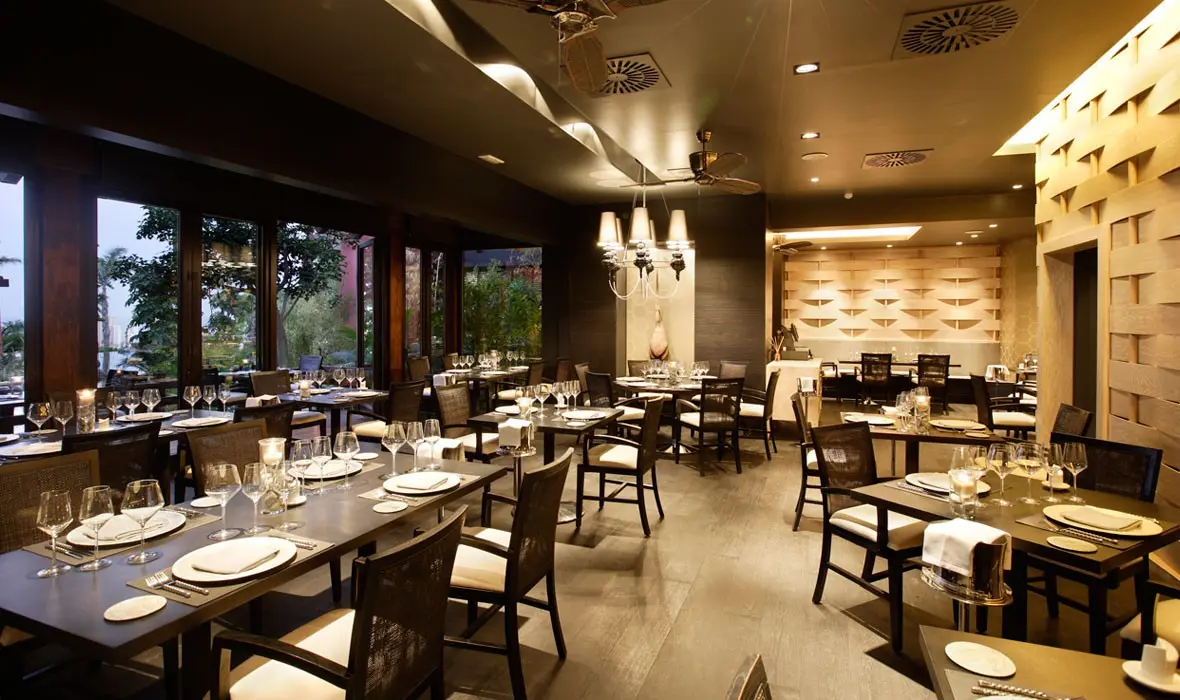 Interior del restaurante In Black de Asia Gardens Hotel en Finestrat