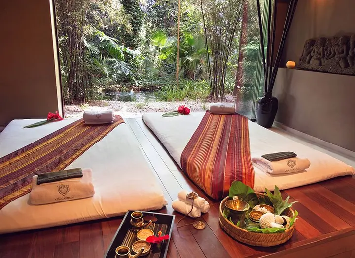 Cabina del Thai Spa de Asia Gardens con tatamis y vistas al jardín tropical