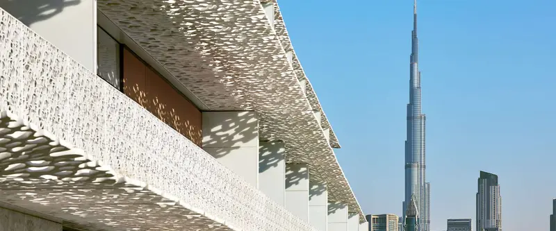 Fachada de Bvlgari Resort Dubai con celosía inspirada en el coral y vistas del Burj Khalifa