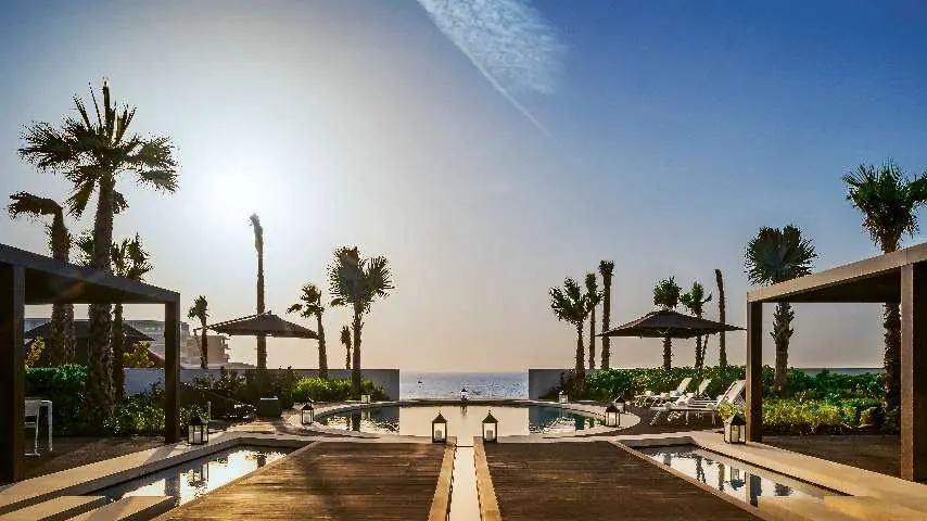 Piscina y terraza privada de una villa en Bvlgari Resort Dubai