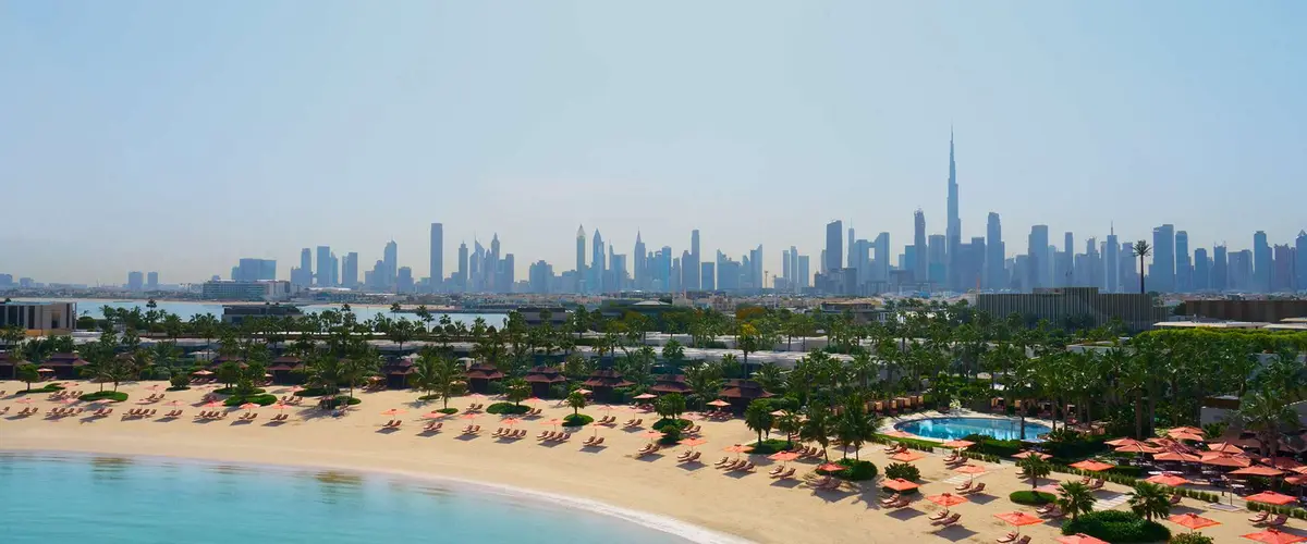 Playa y tumbonas del Serpenti Beach Club de Bvlgari Resort Dubai