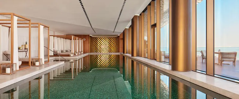 Piscina interior de 25 metros en el Bvlgari Spa de Dubái