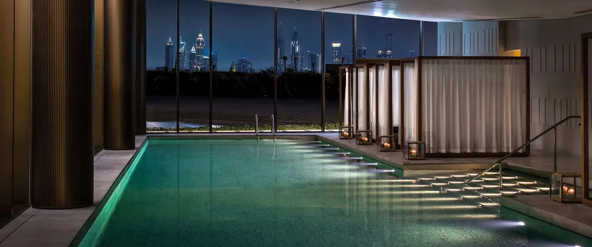 Piscina de vitalidad del Bvlgari Spa iluminada por la noche
