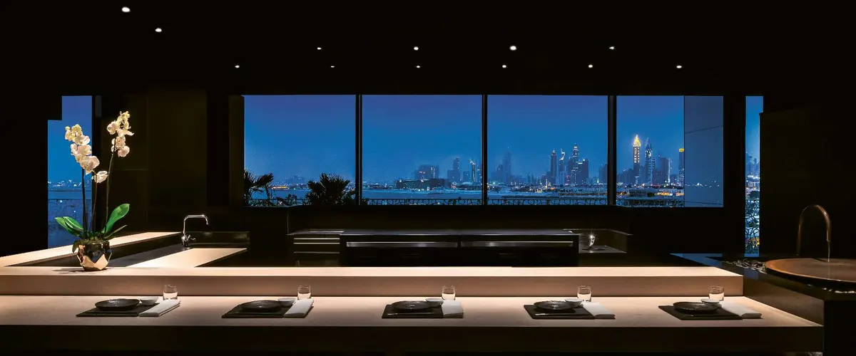 Barra del restaurante japonés Hōseki en Bvlgari Resort Dubai