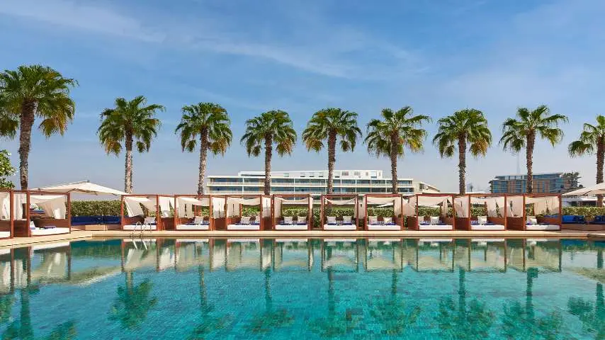 Piscina exterior del Bvlgari Yacht Club en Dubái