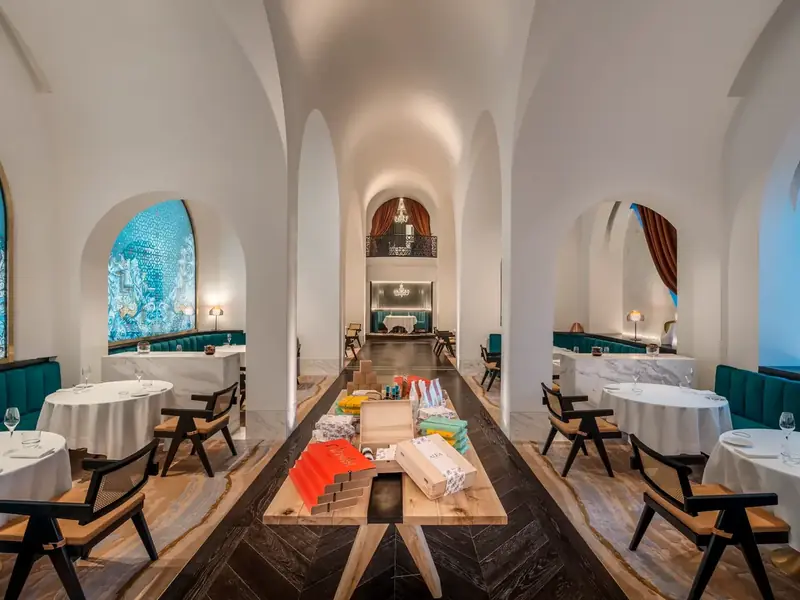Comedor del restaurante Alba en Raffles Doha