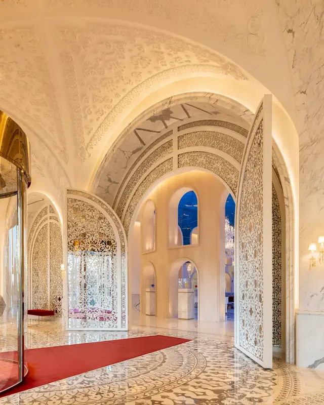 Interior monumental y decorado de Raffles Doha