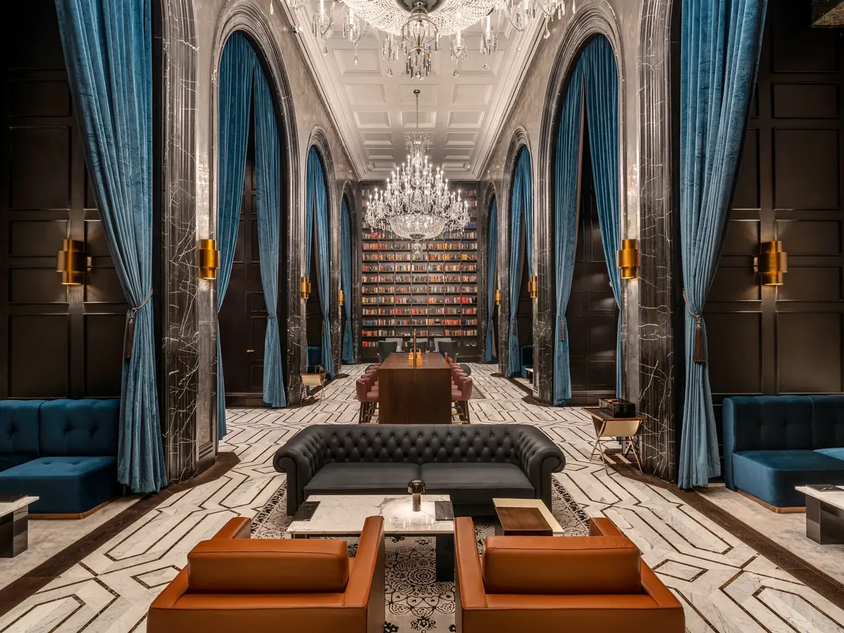 Biblioteca y salón Blue Cigar de Raffles Doha