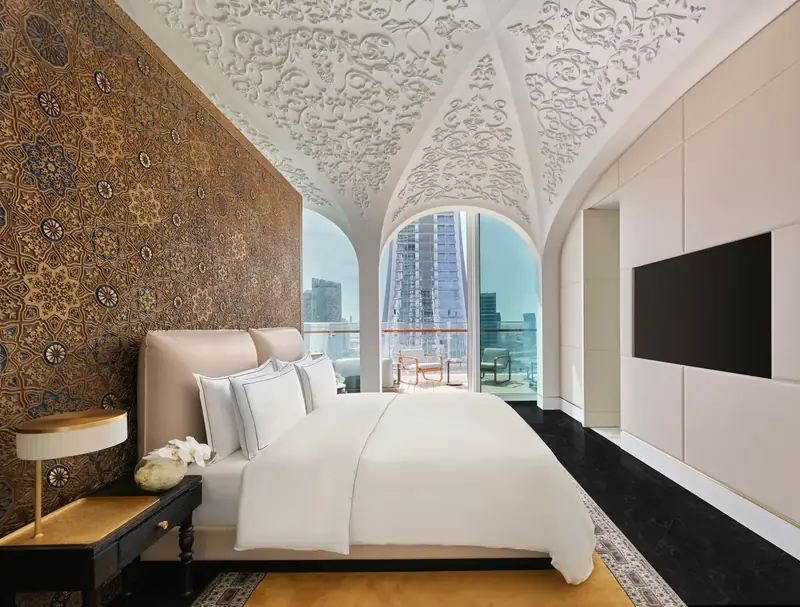 Dormitorio de una Crescent Suite en Raffles Doha