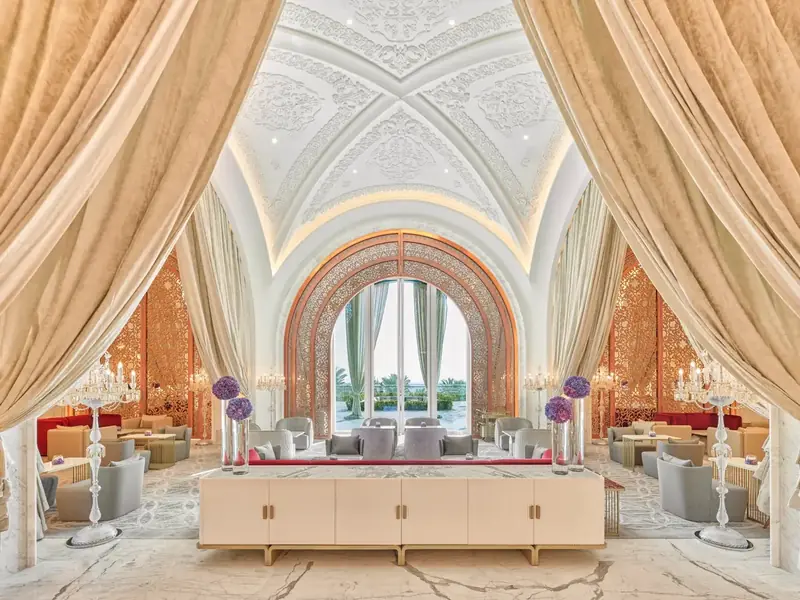 Salón luminoso y ornamentado de Raffles Doha