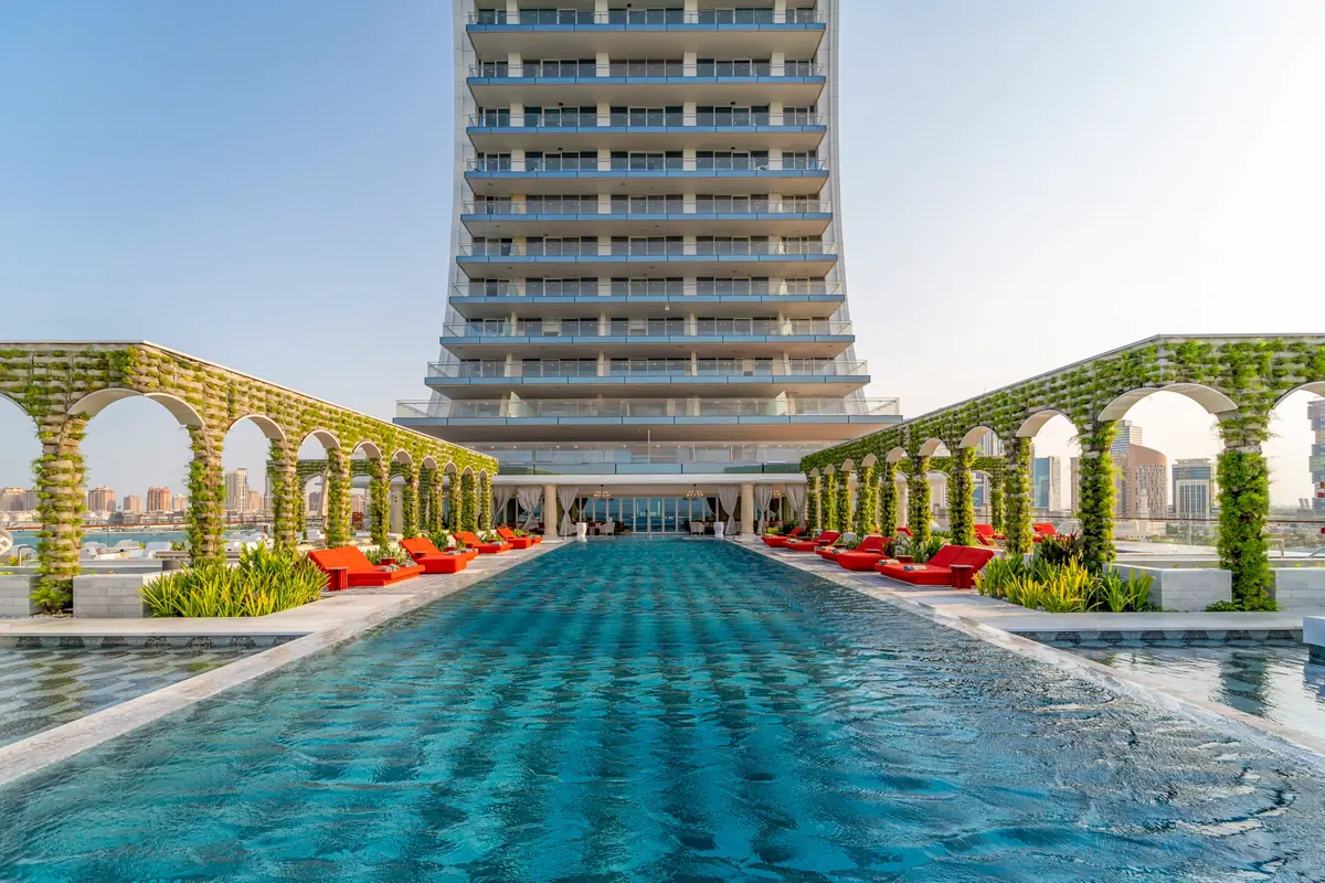 Piscina exterior de Raffles Doha con vistas a Lusail
