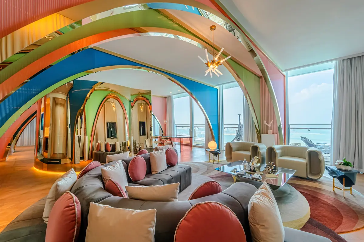 Interior de una Experience Suite de Raffles Doha
