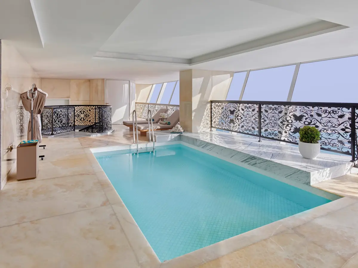 Piscina privada interior en una suite de Raffles Doha