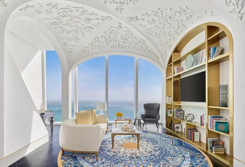 Salón de una Urban Suite en Raffles Doha